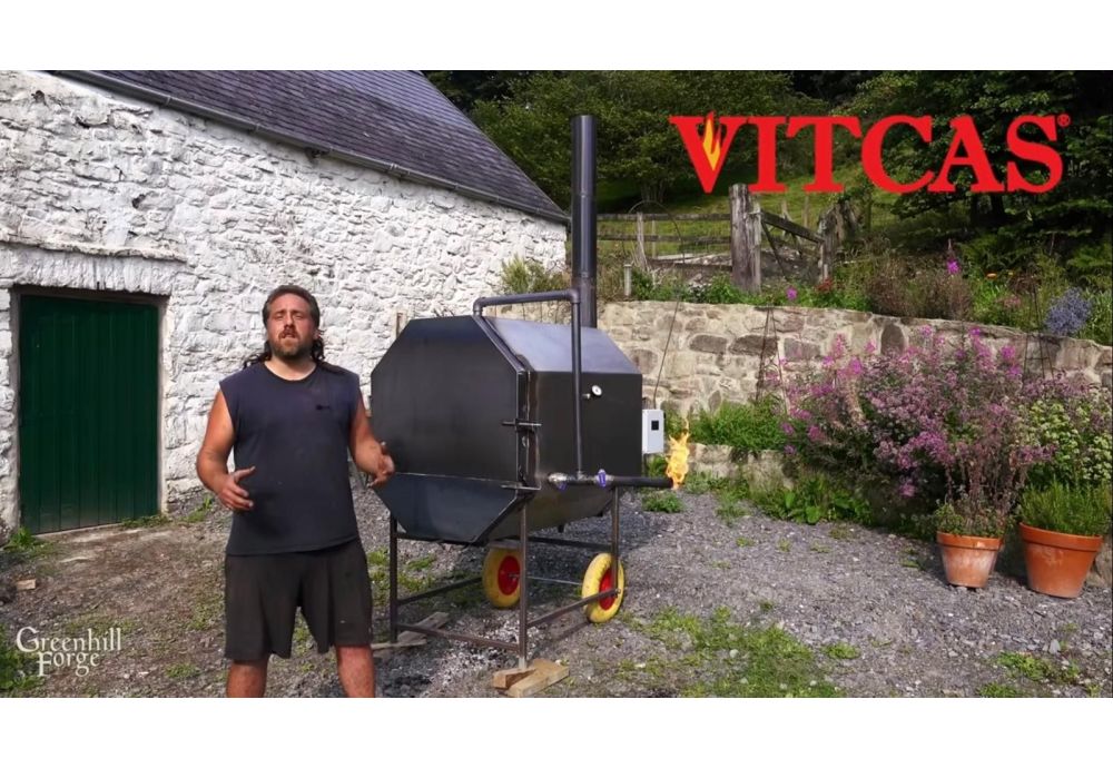 Vitcas při stavbě dřevoplynového generátoru pro ostrovní energetiku na YouTube